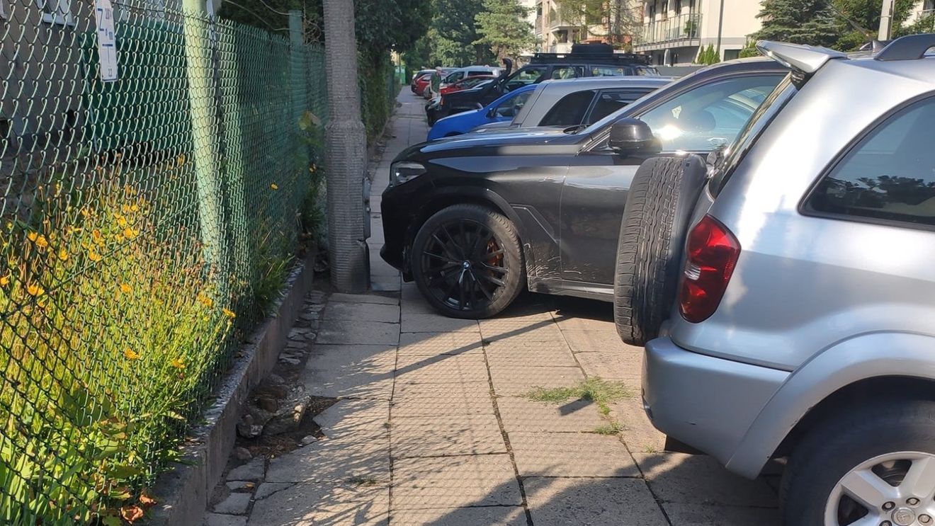 Polonia se pregătește să interzică parcarea mașinilor pe trotuare