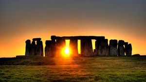 Milioane de oameni au urmărit sâmbătă seară şi duminică dimineaţă, în mediul online, apusul şi răsăritul Soarelui peste monumentul megalitic de la Stonehenge