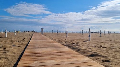 FOTO Litoralul italian în pre-sezon: prețuri mici, plaje libere, vreme capricioasă / Toate serviciile sunt active, deși turiștii lipsesc aproape cu desăvârșire