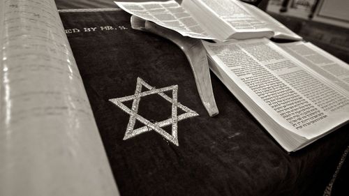 UPDATE Poliţia britanică a arestat încă trei persoane în legătură cu atacul antisemit de Yom Kippur de la sinagoga din Manchester / Recrudescența antisemitismului