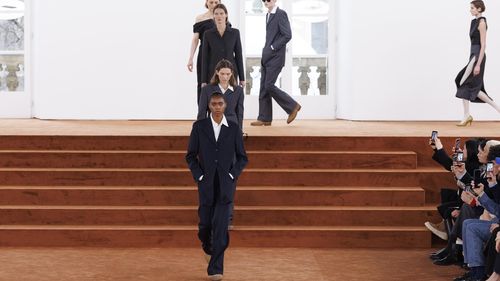 Jil Sander aduce liniștea la Milano: minimalismul care domină în colecția pentru sezonul Toamnă-Iarnă 2026-2027