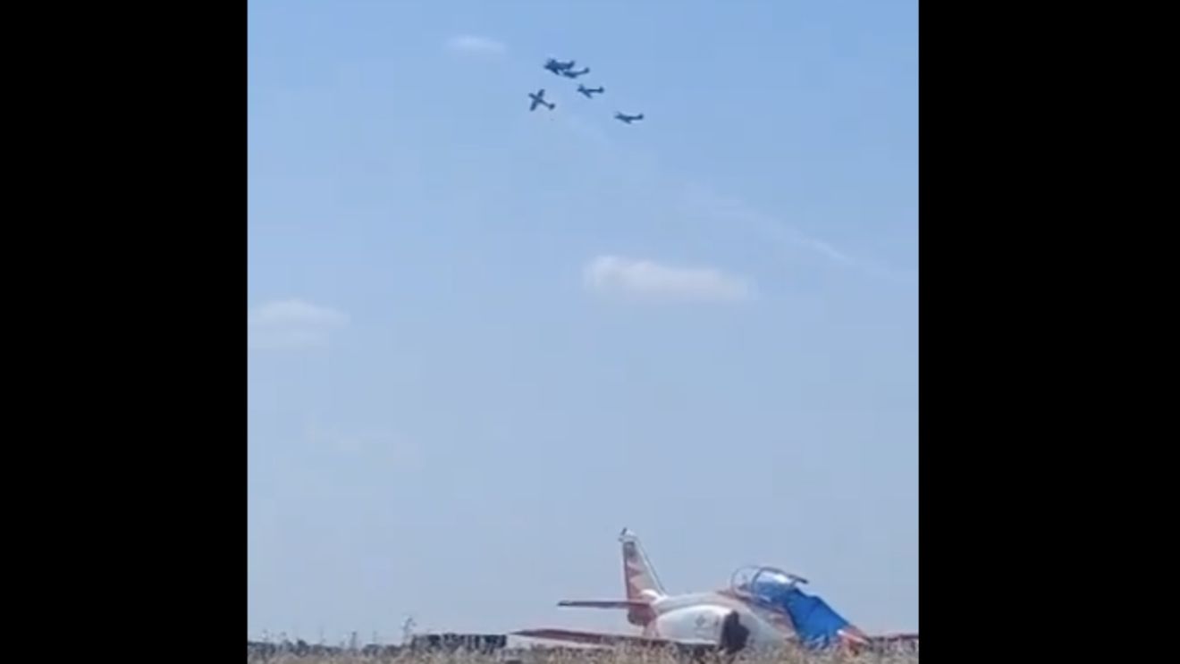 VIDEO Două avioane de mici dimensiuni s-au ciocnit în aer în Portugalia în timpul unui show aviatic. Potrivit presei, un pilot a murit