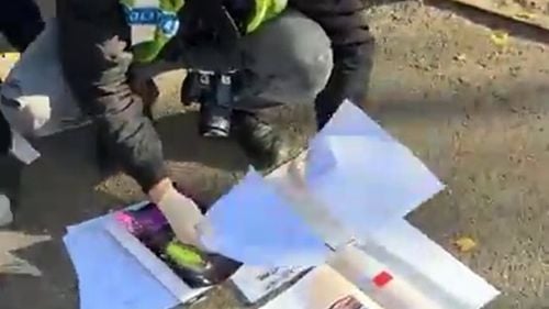 Anchetă la Primăria Suceava după ce au fost aruncate la gunoi mai multe documente oficiale și copii după acte de identitate / Hârtiile au fost observate de un consilier local