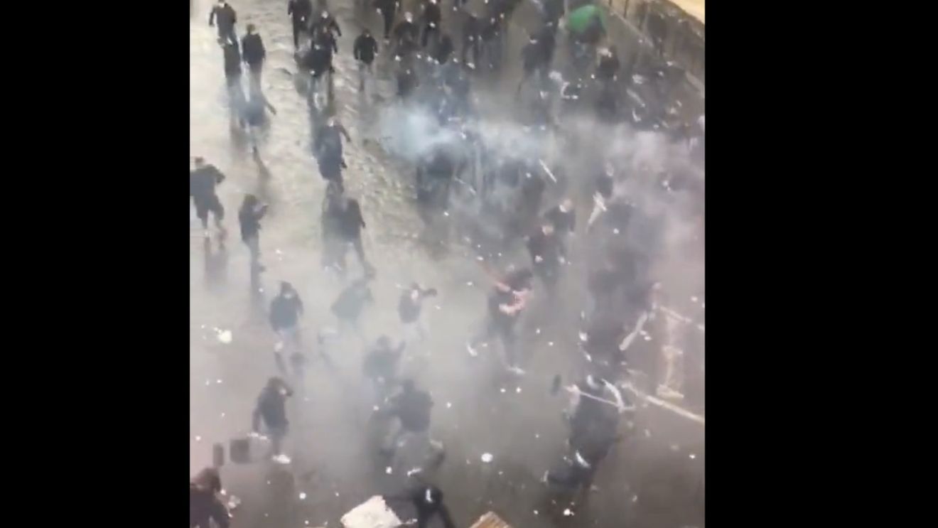VIDEO Violenţe la Napoli, înaintea meciului de Liga Campionilor dintre echipa italiană şi Frankfurt. O maşină a poliţiei a fost incendiată