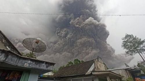 VIDEO Cel puţin 13 morţi şi zeci de răniţi, după ce vulcanul Semeru a erupt în insula indoneziană Java