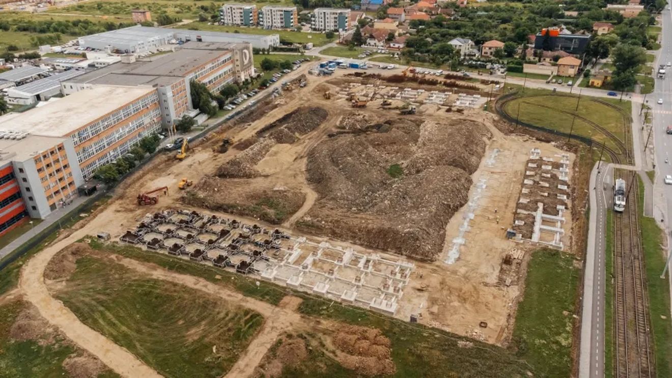 Zeci de tone de gunoaie dezgropate pe șantierul viitorului stadion din Timișoara. Constructor: ”N-am mai întâlnit așa ceva. Am adus două stații de sortare”