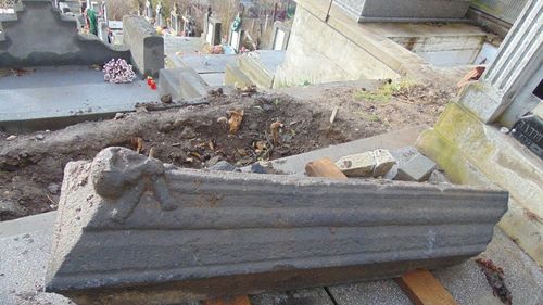 Descoperire arheologică surprinzătoare în cimitirul ortodox din Aiud: o piatră funerară asemănătoare cu cea a unui pirat / Conține un craniu uman stilizat ce suprapune două femure încrucișate