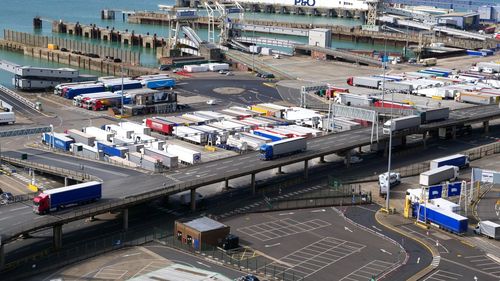 Peste 60% dintre cetăţenii statelor UE opriţi şi chestionaţi de autorităţile vamale în porturile britanice după Brexit sunt români