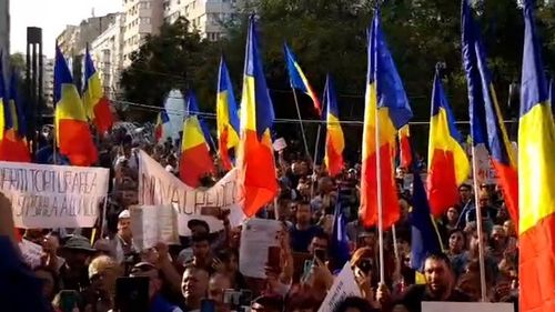 Protest anti-măști în școli în Piața Universității cu sfidarea măsurilor de protecție: peste 300 de manifestanți, unii însoțiți de copii, fără măști și fără distanțare / Regizorul Cristi Puiu, prezent la protest