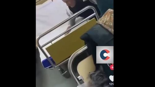 Doi angajaţi de la Spitalul Bârlad au fost concediați după ce au fost filmaţi când bruscau un pacient / Era vorba de un brancardier și o infirmieră