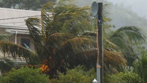 Pompierii intervin în nordul Italiei, în urma unor furtuni şi ploi puternice care au provocat alunecări de teren / Case şi străzi inundate, maşini abandonate / 300 de copii blocaţi în şcoli la Milano, evacuaţi cu un vehicul amfibie