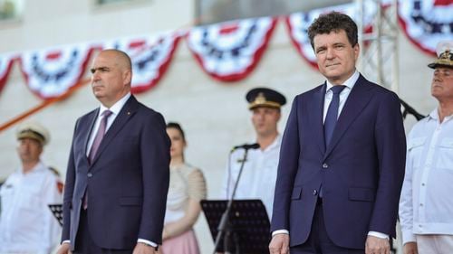 FOTO Ilie Bolojan și Nicușor Dan împreună la recepția Ambasadei SUA, la o oră după ce premierul a anunțat creșterea TVA, respinsă categoric de președinte în campania electorală / George Simion, prezent și el la ambasadă