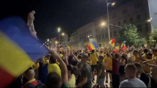 VIDEO Suporterii Naționalei au sărbătorit în stradă până târziu. Au aprins torțe în Piața Universității și au ovaționat Naționala României inclusiv în metrou