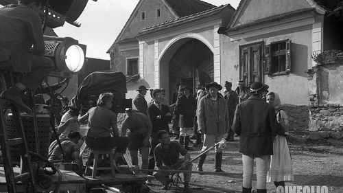 VIDEO Culisele primului film românesc creat pentru ecranul lat, realizat acum 63 de ani: actorii au cerut mai mulți bani pentru că jucau mai multe duble / Deși s-a filmat în Sibiu, figuranții au fost aduși din Cluj și Brașov