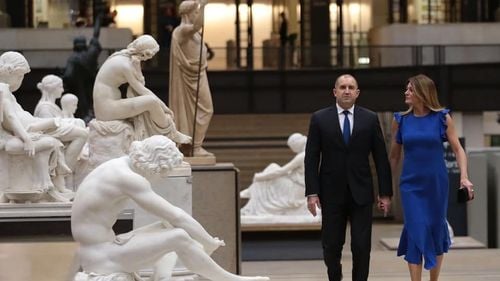 Scandal de proporții în Bulgaria. Președintele Rumen Radev, acuzat că și-ar fi numit soția în cadrul Forțelor Aeriene și i-a acordat o locuință de serviciu/ Parchetul a dat publicității interceptări/ Radev: Atacurile împotriva mea dobândesc dimensiuni jignitoare