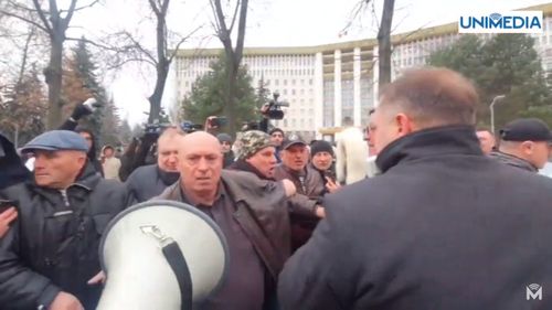 VIDEO Îmbrânceli și scandal în fața Parlamentului din Chișinău, între susținători ai guvernării PAS și protestatari din Partidul Șor
