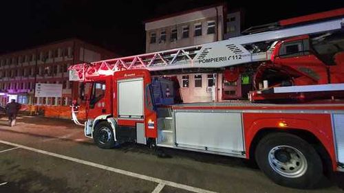 Incendiu la Spitalul Judeţean Zalău. Focul s-a manifestat la un ventilator dintr-un grup sanitar. 12 pacienţi şi o asistentă s-au autoevacuat 