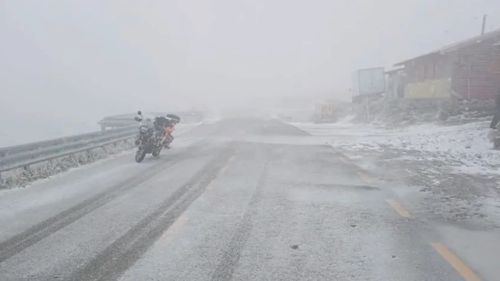 Motociclist „înghețat” pe Transalpina / A pornit la drum cu haine de vară și a intrat în hipotermie / ”A încercat să treacă Transalpina cu haine de 25 de grade”