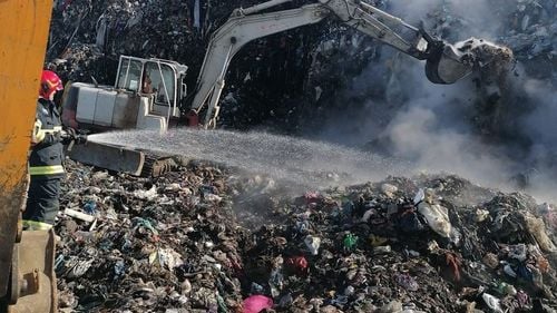 Intervenţie de nouă ore a pompierilor pentru stingerea unui incendiu izbucnit la groapa de gunoi Tărpiu din Bistrița