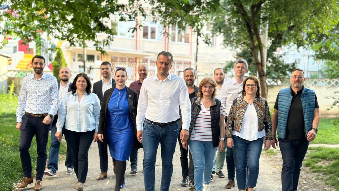BREAKING Protest USR în sprijinul lui Radu Mihaiu la Biroul Electoral Sector 2 / Participă Elena Lasconi și Lucian Viziteu / „Cerem tuturor forțelor politice să respecte voturile oamenilor și să aprobe renumărarea transparentă”