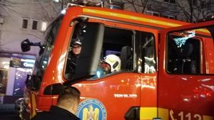 Explozie urmată de incendiu într-un bloc din Timişoara / 60 de persoane s-au autoevacuat / Un bărbat a fost dus la spital cu arsuri pe aproape jumătate din corp
