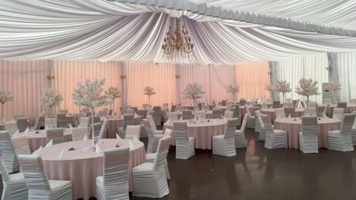 După 15 mai, autoritățile iau în calcul să permită românilor să își organizeze nunțile și botezurile în restaurante. Care ar putea fi condițiile