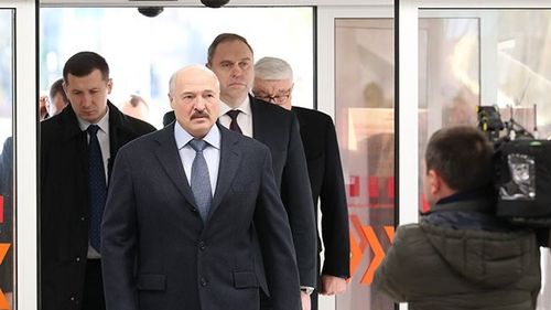 FOTO Presa de stat din Belarus publică o primă imagine cu Lukașenko, după zvonurile că ar fi „grav bolnav” / Liderul de la Minsk pare să fie bandajat la mâna stângă