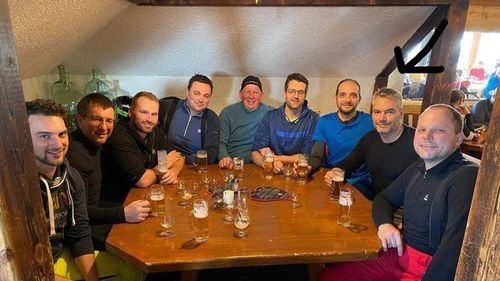 Cancelarul Austriei, într-o fotografie, fără mască, alături de prieteni, cu o săptămână înainte de a se infecta cu Covid / Neagă ferm orice legătură între contaminarea acestuia din urmă şi vacanţa sa la schi