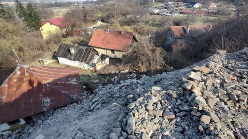 EXCLUSIV Bacău, judeţul poluatorilor unde Garda de Mediu "află" de la jurnalişti despre munţii de deşeuri care otrăvesc natura şi înghit casele oamenilor: Târgu-Ocna, Hemeiuş, Comăneşti/ Greenpeace România: "Aşa arată când prostia şi corupţia fac casă bună"