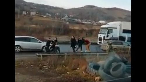 VIDEO Bătaie în trafic pe Valea Prahovei. Zece persoane s-au încăierat pe DN1, în zona Comarnic/ Printre protagoniști, o femeie cu un copil în brațe