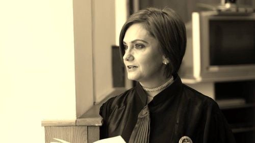 Derapaj al unei judecătoare la adresa comunităţii LGBTQ. Fosta preşedintă a Tribunalului Timiş, Adriana Stoicescu: “O mână de imberbi, cărora nu le creşte barba şi care nu se hotărăsc dacă să poarte sau nu sutien, a pus mâna pe planetă”