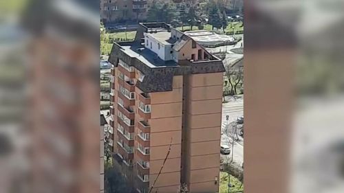 Un bărbat din Brașov și-a făcut o „vilă” pe acoperișul unui bloc de opt etaje. Cum a construit-o complet legal