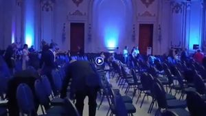 VIDEO Ilie Bolojan strânge gunoaiele după colegii din PNL la congresul extraordinar al partidului