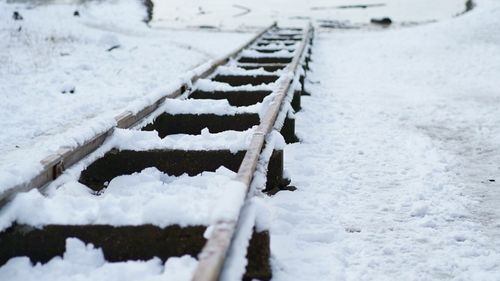 Traficul feroviar, întrerupt în staţia Mărăşeşti, din cauza ninsorii şi a viscolului / Mai multe trenuri înregistrează întârzieri pe raza regionalelor Galaţi şi Iaşi