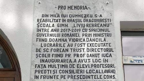Mulțumiri gravate-n piatră adresate premierului Dăncilă și președintelui CJ Maramureș, pentru reabilitarea unei școli “din mila lui Dumnezeu”. Președintele Consiliului Județean: Cu ce să mă deranjeze? Este inițiativa primarului, i-am strâns mâna