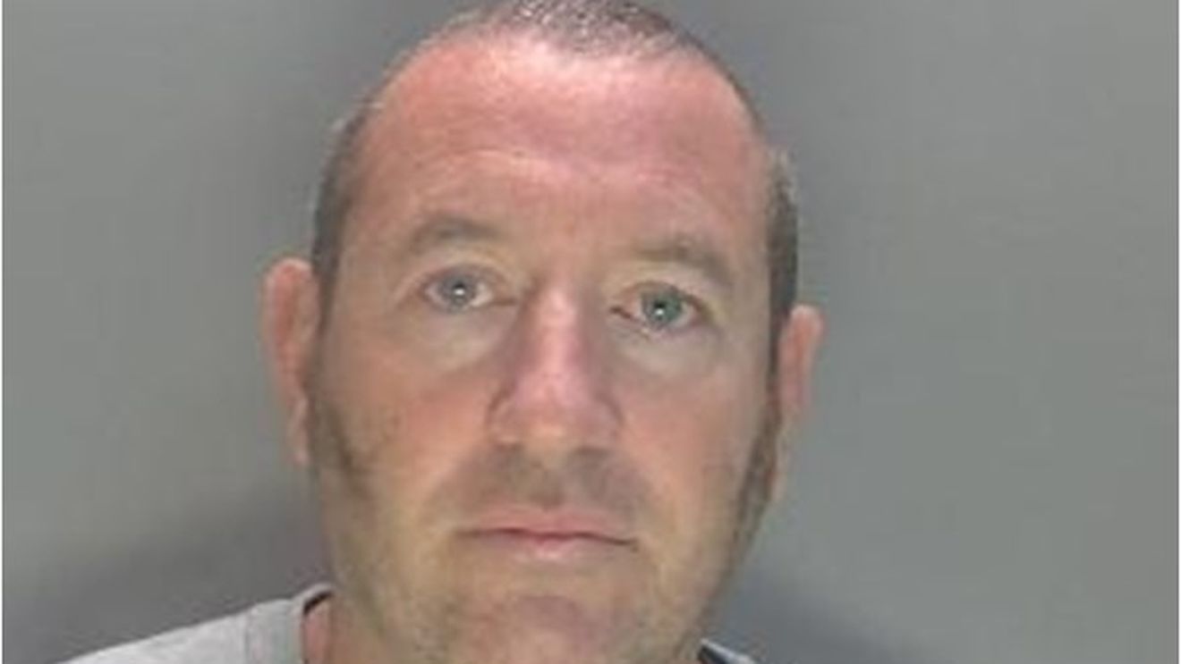 Un fost ofițer al Poliției Metropolitane a Londrei (Met) a fost condamnat la cel puțin 30 de ani închisoare pentru multiple violuri și agresiuni sexuale. Met face față unui val de acuzații împotriva ofițerilor săi