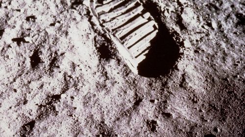 Cum vor arăta următoarele urme de pași pe Lună? Cizmele astronauților pentru misiunea Artemis, realizate pentru condițiile extreme de la Polul Sud lunar vor avea un design special pe talpă, care să lase o nouă amprentă iconică 