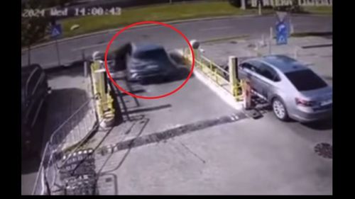 VIDEO Momentul în care o mașină cade și se răstoarnă în Pasajul Lujerului din Capitală