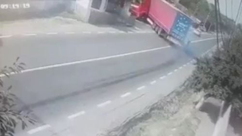 VIDEO Momentul în care un șofer de TIR evită la limită o bătrână de 90 de ani / Femeia, amendată cu 435 de lei pentru traversare neregulamentară / Șoferul a oprit TIR-ul în gardul unei case