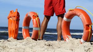 Peste 100 de salvamari supraveghează plajele din Constanța și Mamaia / ”Sunt diferențe mari de temperatură și e pericol să faceți stop cardiorespirator”