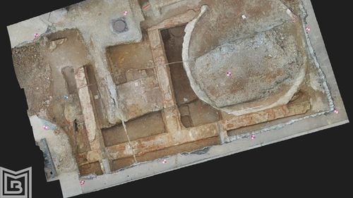 Ruinele bine conservate a două clădiri de mari dimensiuni, descoperite sub Palatul Universităţii în urma cercetărilor arheologice conduse de Muzeul Municipiului Bucureşti