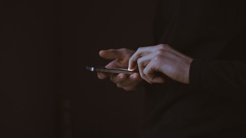Cine sunt cei care își verifică e-mailurile de serviciu în timpul vacanței / Multe persoane se simt vinovate atunci când se odihnesc / Psihologii explică de ce apare acest comportament