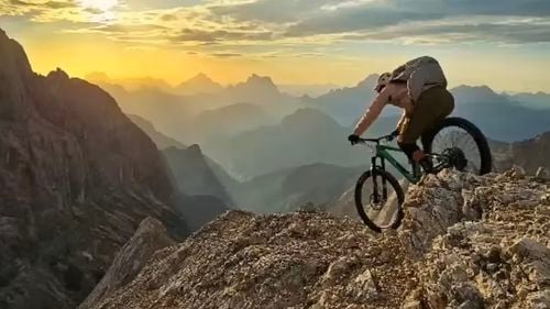 VIDEO Un cunoscut youtuber italian moare după ce a căzut de la 200 de metri cu bicicleta / Era ghid de mountain bike din Tirolul de Sud și organiza excursii cu bicicleta din 2003, în toată lumea