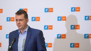 Ionuţ Moşteanu (USR), în urma scandalului sexual din PSD: Deputatul Bălășoiu trebuie să ajungă imediat în faţa procurorilor / ”Degradarea morală a PSD e completă” / Surse din poliție spun că tânărul din imaginile în care apare și deputatul PSD are 22 de ani
