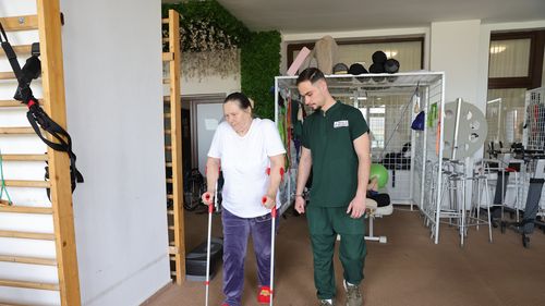 Ce povestește o pacientă despre kinetoterapeuții care au îngrijit-o după operația de gonartroză
