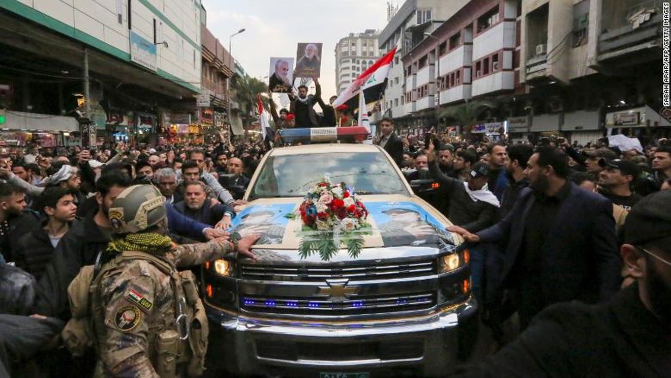FOTO Funeraliile generalului iranian Soleimani, ucis la ordinul lui Trump: O mare de oameni îmbrăcați în negru. Femei și bărbați plângând se lovesc cu pumnii în piept și strigă ”Moarte Americii!”