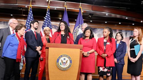 Democrata Rashida Tlaib are încă un steag palestinian în fața biroului său din Camera Reprezentanților, în ciuda atacurilor Hamas care au ucis sute de israelieni și câțiva americani