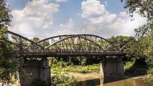 Un pod istoric din Lipova (Arad) intră în reparații capitale după 20 de ani de când a fost închis circulației din cauza degradărilor / A fost construit acum 127 de ani / Primar: Podul e un simbol cu o valoare istorică mare