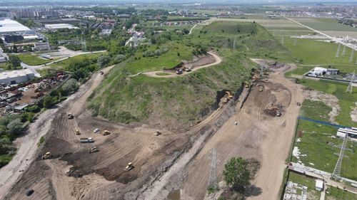 Rampele de gunoi din Triaj, Brașov, se transformă în zonă de agrement / ”Volumul de terasamente este foarte mare, sunt 360.000 de metri cubi de relocat” / Depozitele de deșeuri funcționează aici din 1940