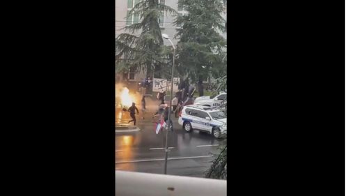 VIDEO Violențe între poliție și protestatarii de dreapta la un marș LGBTQ din Serbia